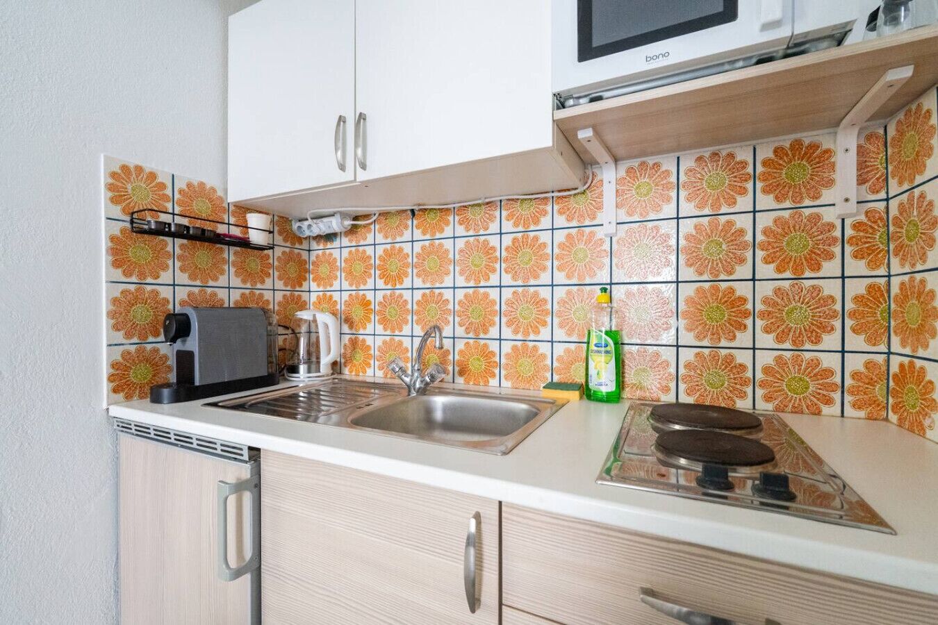 Réfrigérateur, micro-ondes, plaque de cuisson, cafetière/bouilloire