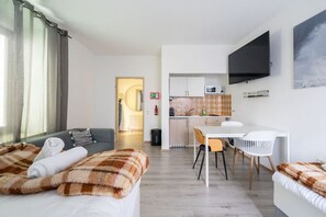 TV - Modern Apartment - Main Square - 30 m² - Comfort (Leoben)