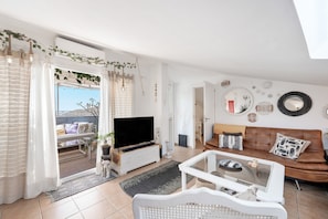 TV - Apartment 'Casa D’Amelia' with Sea Views, Wi-Fi, and Air Conditioning (Ojén)