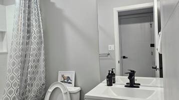 SĂšche-cheveux, serviettes fournies, savon, papier toilette