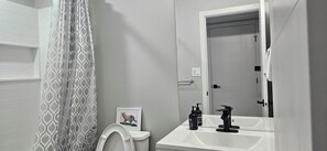 Hair dryer, towels, soap, toilet paper - Peaceful and spacious one bed and rec-room for short or long stay (Winnipeg)