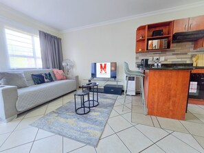 Living area - Pleasant studio in Pretoria perfect for a relaxing getaway (Pretoria)