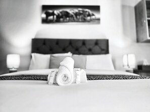 Tabla de planchar con plancha, wifi, ropa de cama
