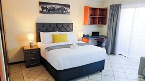 Tabla de planchar con plancha, wifi, ropa de cama