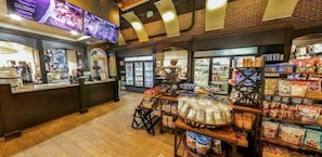 Eine Bäckerei mit einer Auswahl an Backwaren und einem Kühlbereich im Hintergrund.