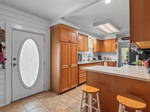 Fridge, microwave, oven, stovetop - Pop's Crab/Fish House (Crawfordville)