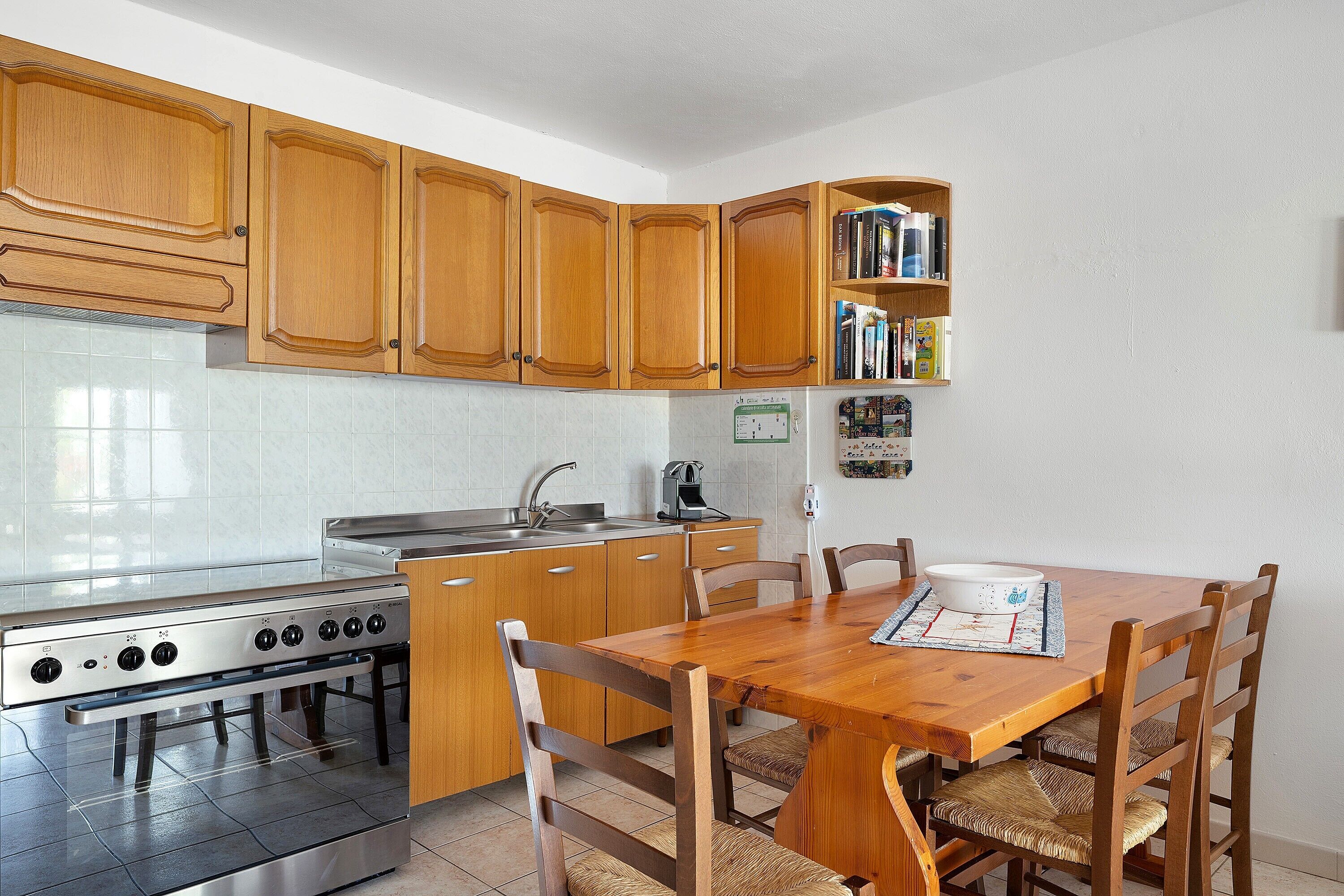Cafetera o tetera, frigorífico, horno y placa de cocina