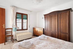 Tabla de planchar con plancha, wifi, ropa de cama