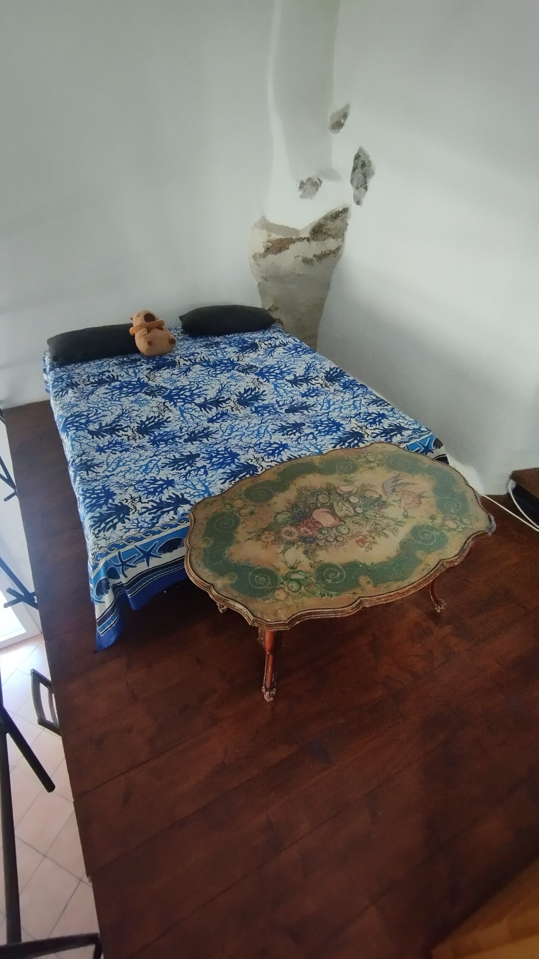Tabla de planchar con plancha y ropa de cama 
