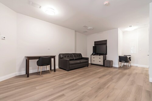 Modern Fully Furnished 2 Bedroom Apartment Unit 7