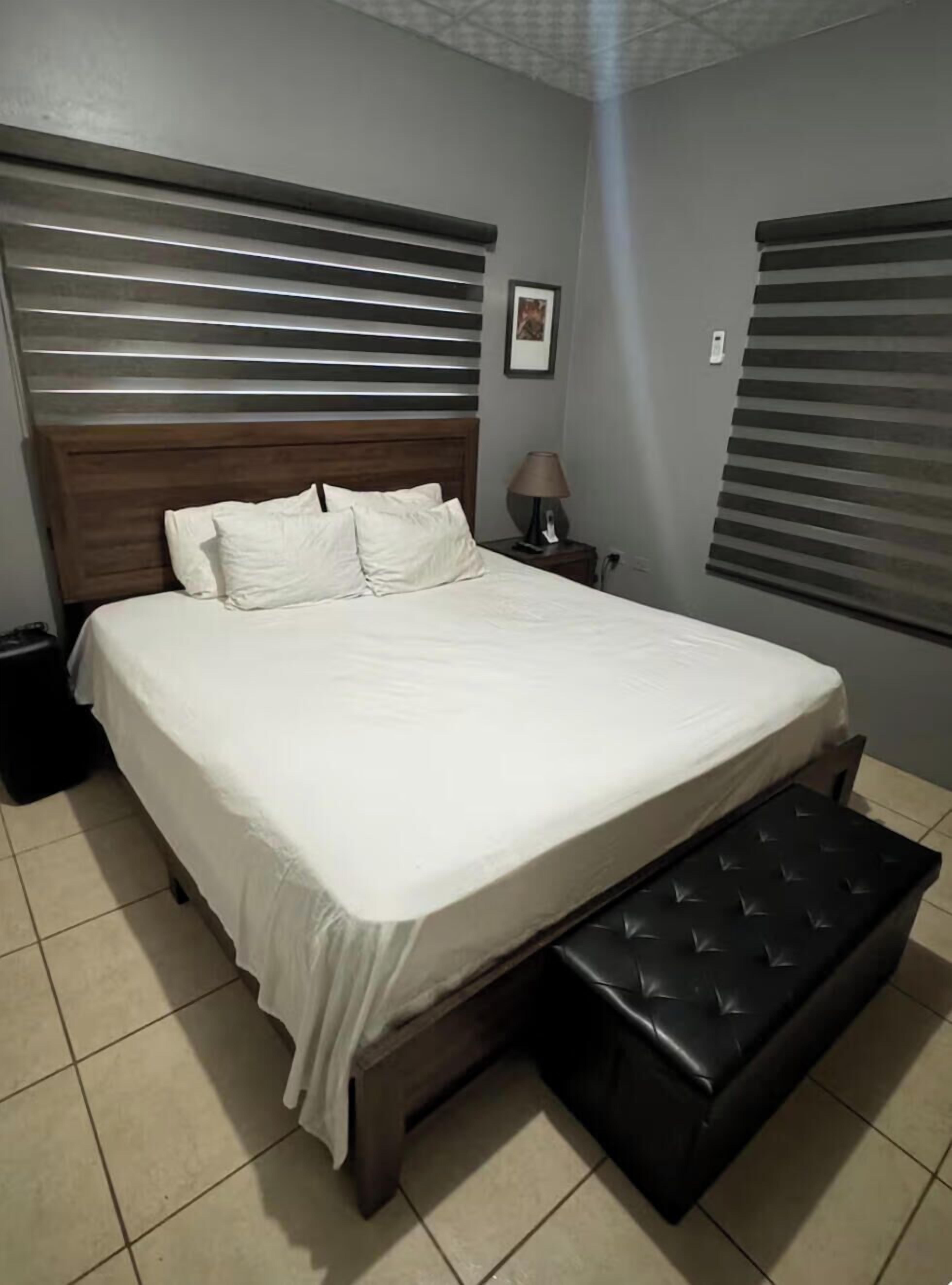 2 habitaciones, tabla de planchar con plancha, wifi y ropa de cama 