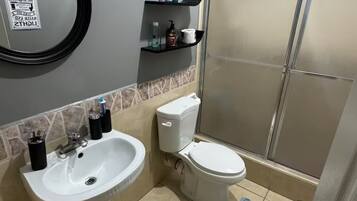 Douche, sĂšche-cheveux, serviettes fournies, savon