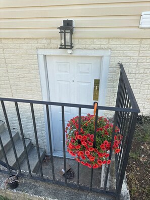 Exterior detail - 1 bedroom in a basement  with private  Private bathroom with cool AC (Waldorf)