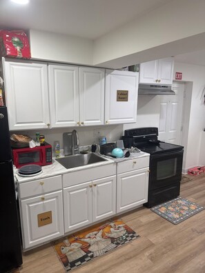 Private kitchen - 1 bedroom in a basement  with private  Private bathroom with cool AC (Waldorf)