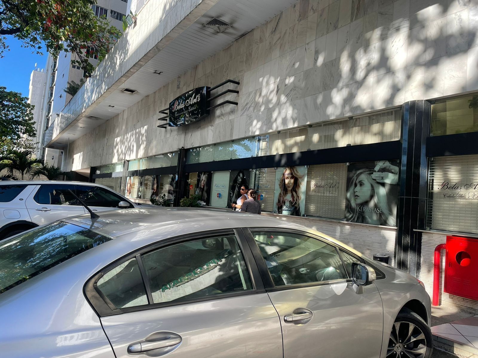 A building with a storefront featuring a sign that reads 'Belas Artis.'
