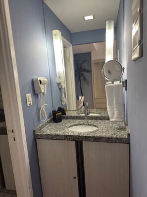 A bathroom with two sinks, a hairdryer, a mirror, and a towel rack. - FLAT RECIFE BOA VIAGEM (Recife)