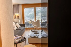 TV, books - Luxury Alpine Duplex with Matterhorn Views & Sunny Panoramic Balcony (Zermatt)