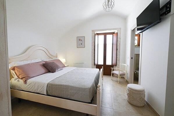 Tabla de planchar con plancha, wifi y ropa de cama