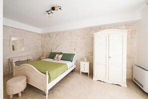 Tabla de planchar con plancha, wifi y ropa de cama