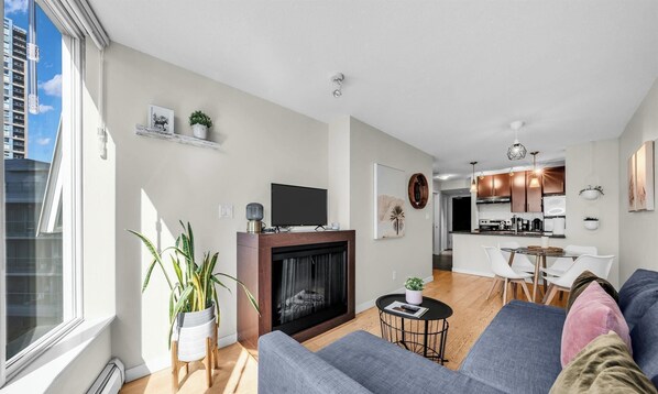 Living area - Cozy 1B+2SB+1Bth fully loaded, Amenities on Point! (Vancouver)