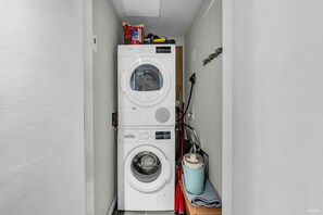 Interior - Cozy 1B+2SB+1Bth fully loaded, Amenities on Point! (Vancouver)