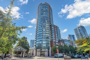 Exterior - Cozy 1B+2SB+1Bth fully loaded, Amenities on Point! (Vancouver)
