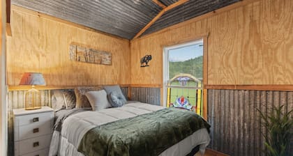 Direct Access to Brimstone Trails. Stylish Cabin. Hot Tubs. Fire Pits. Pets
