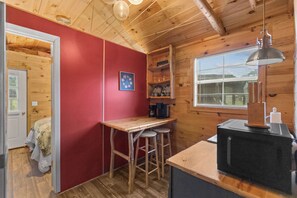 Wasserkocher mit Kaffee-/Teezubehör, Kühlschrank, Mikrowelle, Ofen