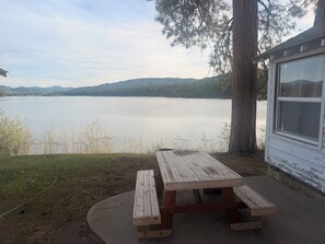 Outdoor dining - Family-Friendly Lakefront 2 Bedroom Cabin w/ Amazing Views (Republic)