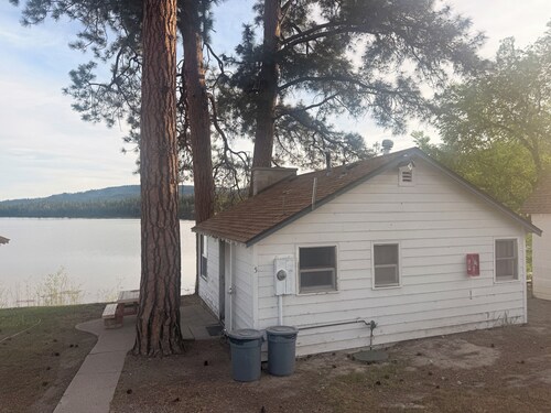 Family-Friendly Lakefront 2 Bedroom Cabin w/ Amazing Views at Tiffanys Resort
