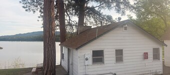 Family-Friendly Lakefront 2 Bedroom Cabin w/ Amazing Views at Tiffanys Resort