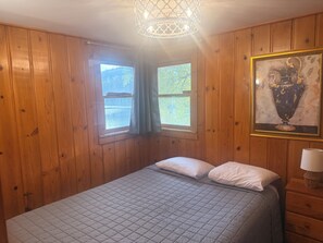 2 bedrooms, WiFi, bed sheets - Family-Friendly Lakefront 2 Bedroom Cabin w/ Amazing Views (Republic)