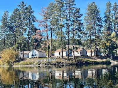 Family-Friendly Lakefront 2 Bedroom Cabin w/ Amazing Views at Tiffanys Resort
