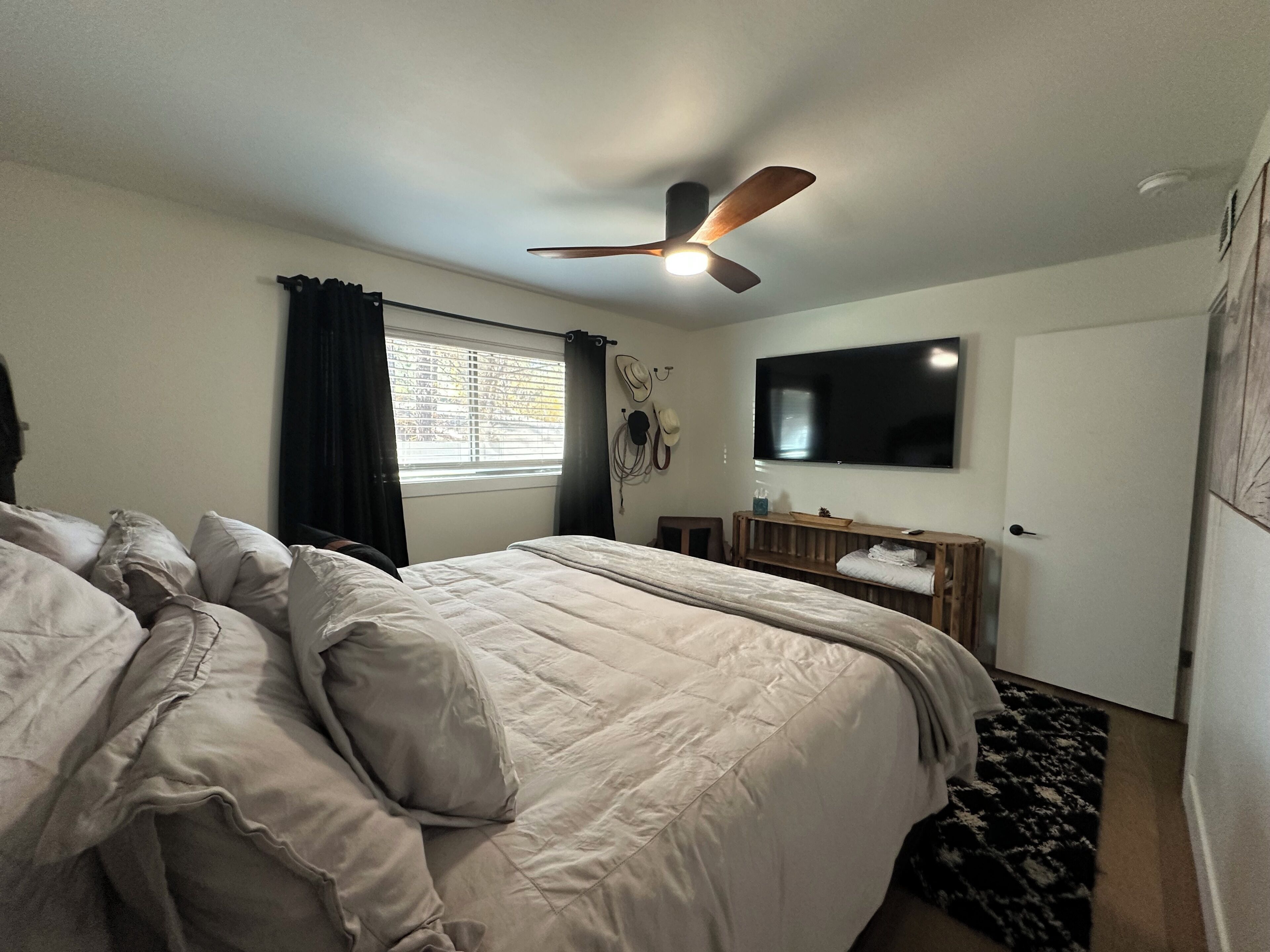 3 slaapkamers, een strijkplank/strijkijzer, wifi, beddengoed