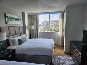 Tabla de planchar con plancha, wifi y ropa de cama 