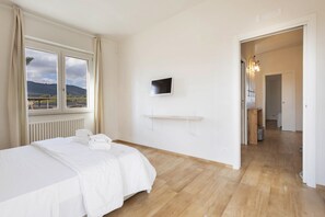 Tabla de planchar con plancha, wifi y ropa de cama 