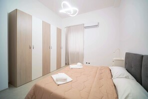 Iron/ironing board, WiFi, bed sheets - Apartment 'Don Onofrio - Rugantino' with Mountain View, Wi-Fi and Air Conditioning (Monopoli)