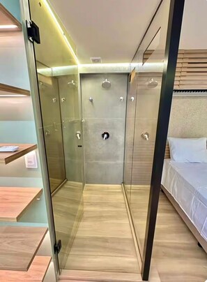 Shower, hair dryer, towels, soap - SETAI edition · Luxury Apartment with Ocean View in Cabo Branco (João Pessoa)