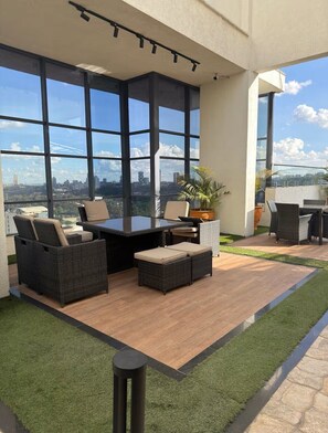 Outdoor dining - BW Homes- 1-bedroom apartment in Westlands, Nairobi with pool & gym (Nairobi)