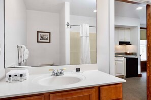Hair dryer, towels, soap, shampoo - Oriole Suite | Stone Fireplace + Woodland (Boothbay Harbor)