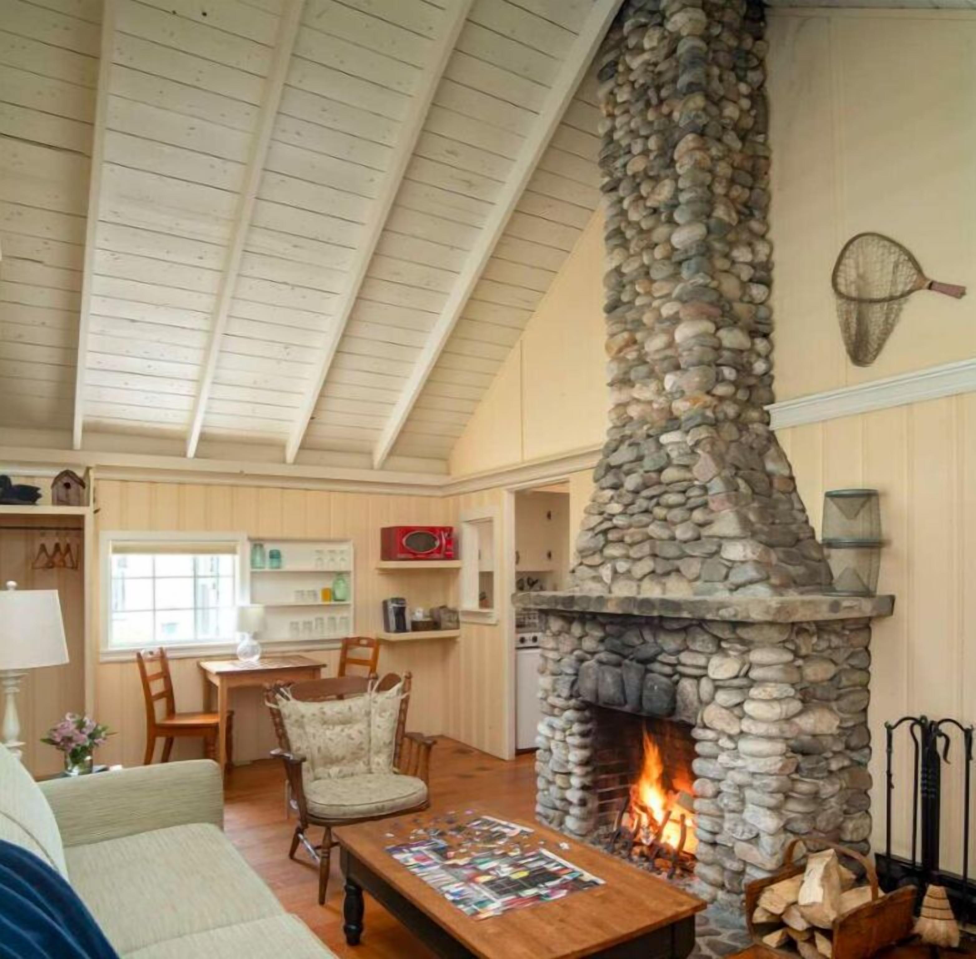 Televisión, chimenea y oficina 