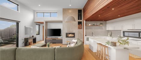 TV, fireplace, table tennis, books