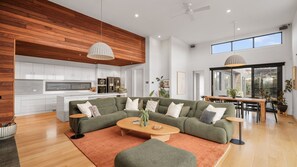 TV, fireplace, ping pong, books - Surfers Rest in Surf Beach (Surf Beach)