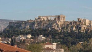 A historic building on a cliff with a view of the surrounding landscape. - Acropolis View for Groups - 100% Athens experience (Athina)