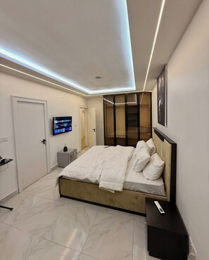 Economy Apartment, Balcony, City View | Peti besi dalam bilik, meja, ruang kerja komputer riba 