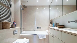 A modern bathroom with a shower, toilet, and vanity. - Modern Appartement a/c 2br/4p - Cannes (Cannes)