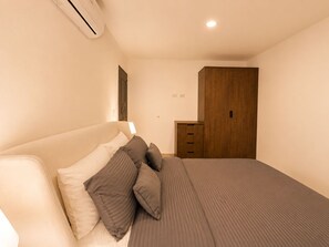 A bedroom with a bed, a dresser, and a wardrobe. -     Modern Luxury Apartment in San Salvador (San Salvador)