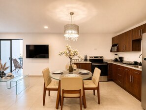 Microwave, oven, coffee/tea maker, cookware/dishes/utensils -     Modern Luxury Apartment in San Salvador (San Salvador)