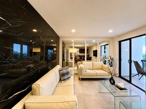 Smart TV -     Modern Luxury Apartment in San Salvador (San Salvador)
