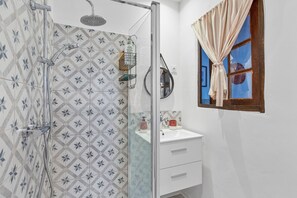 Shower, hair dryer, towels